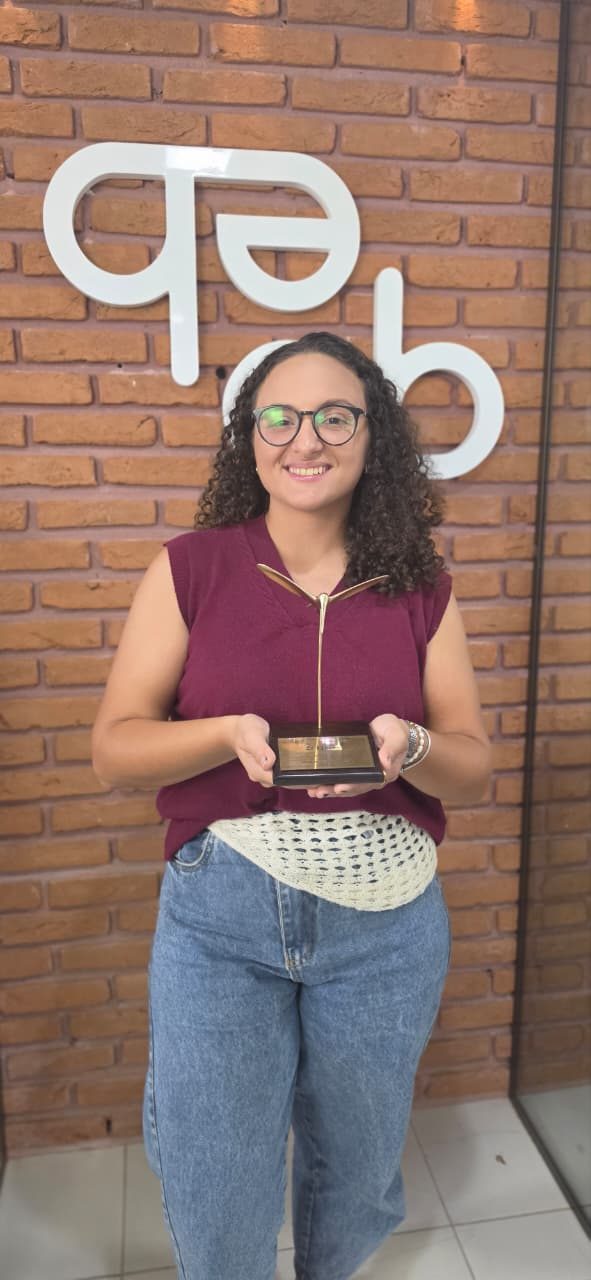 Nicolly Freitas segurando o troféu do Prêmio Colibri